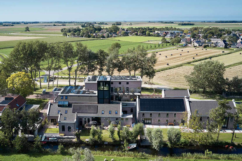 Een luchtfoto van de Suvelfabryk in het Friese landschap